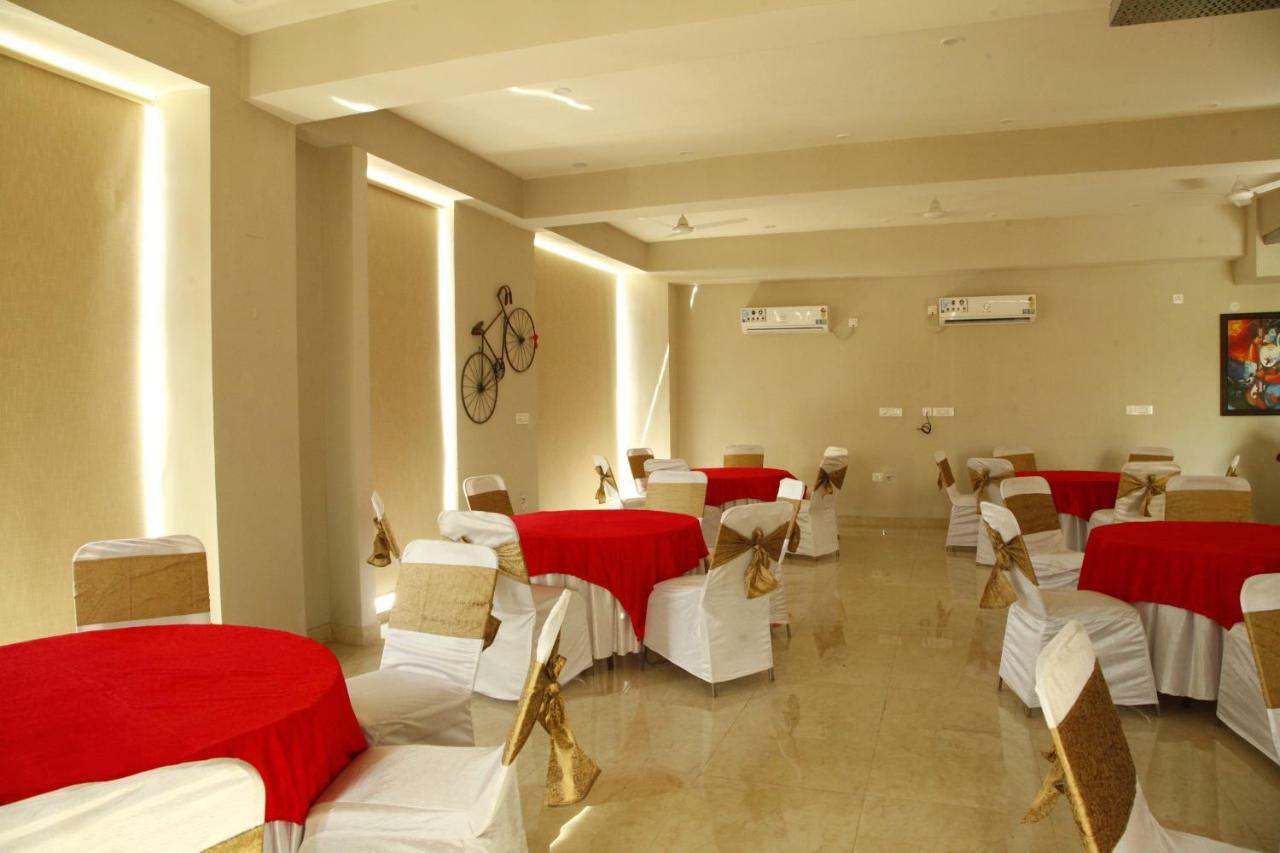 Anandam Clarks Inn Suites Vrindāvan Exterior foto